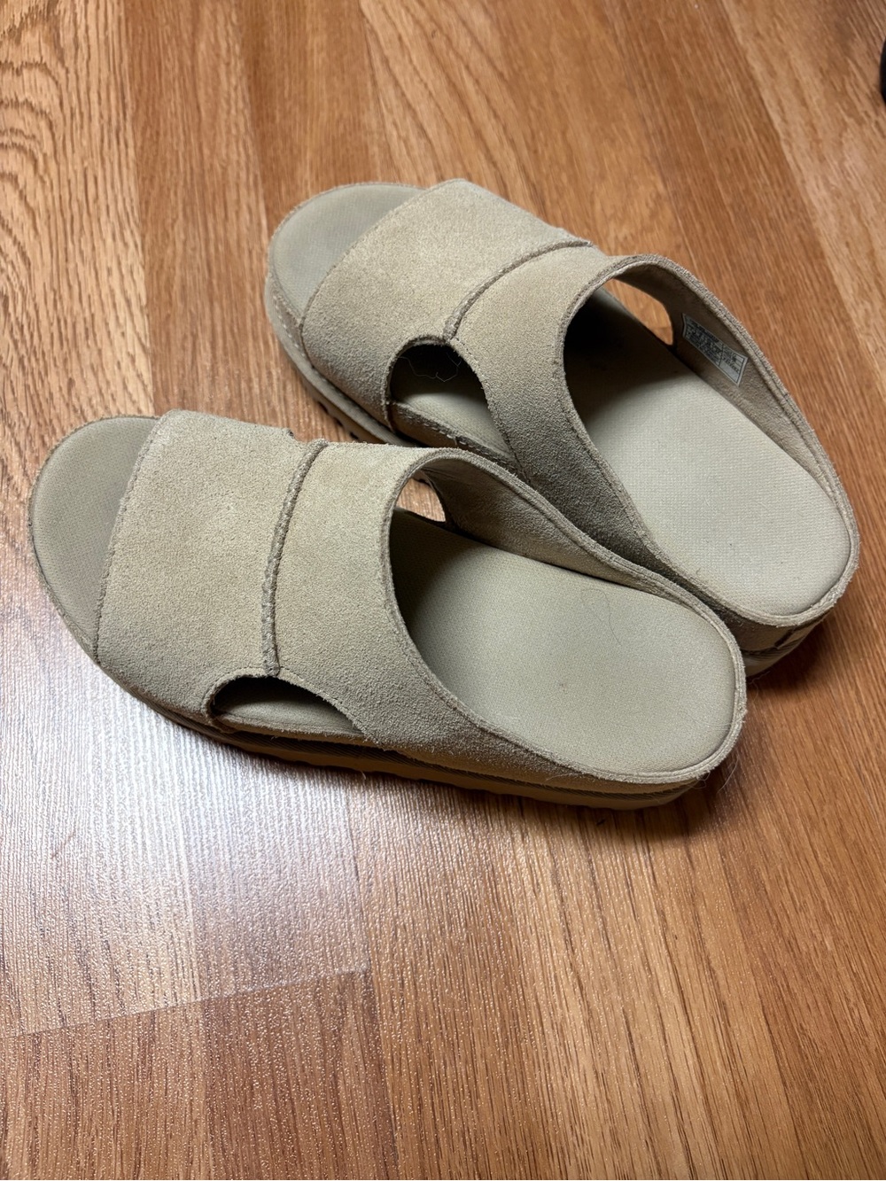 UGG WOMEN'S GOLDENSTAR HI CUTOUT SLIDES